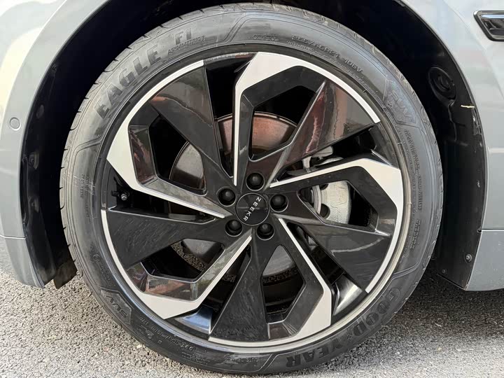 Фото 5 - Zeekr 001