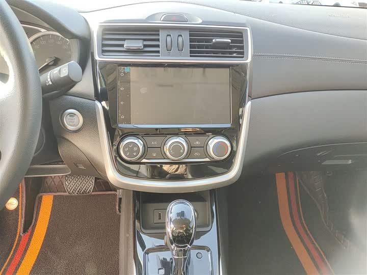 Фото 13 - Nissan Tiida