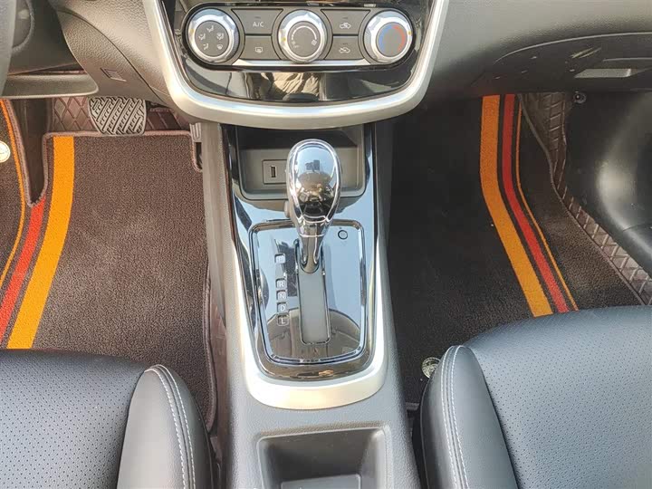 Фото 14 - Nissan Tiida