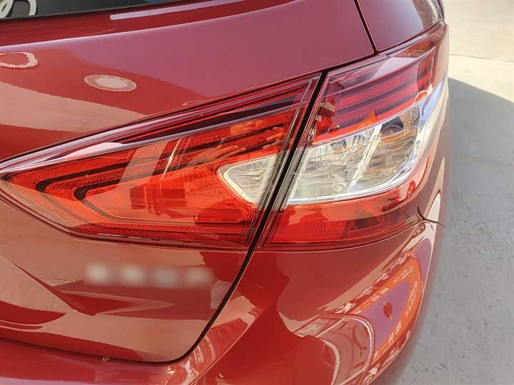 Фото 8 - Nissan Tiida