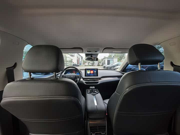 Фото 13 - Hongqi E-QM5