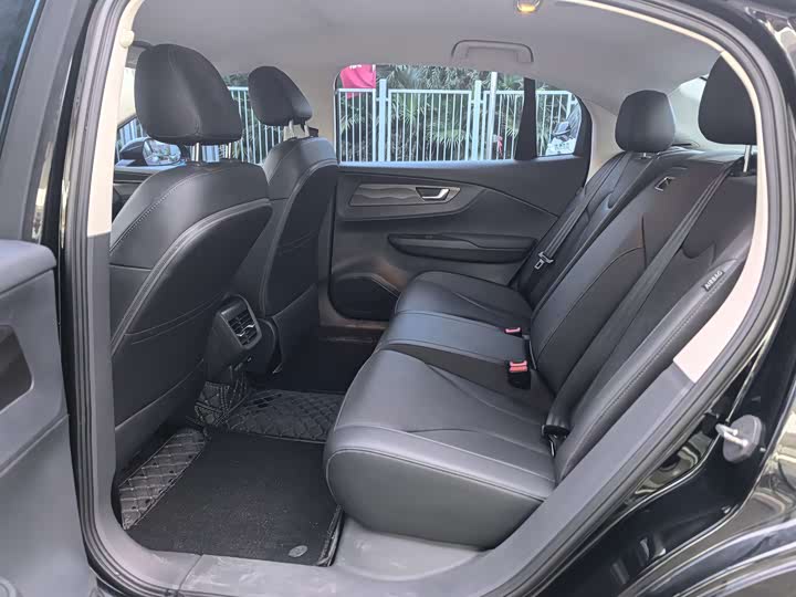 Фото 15 - Hongqi E-QM5