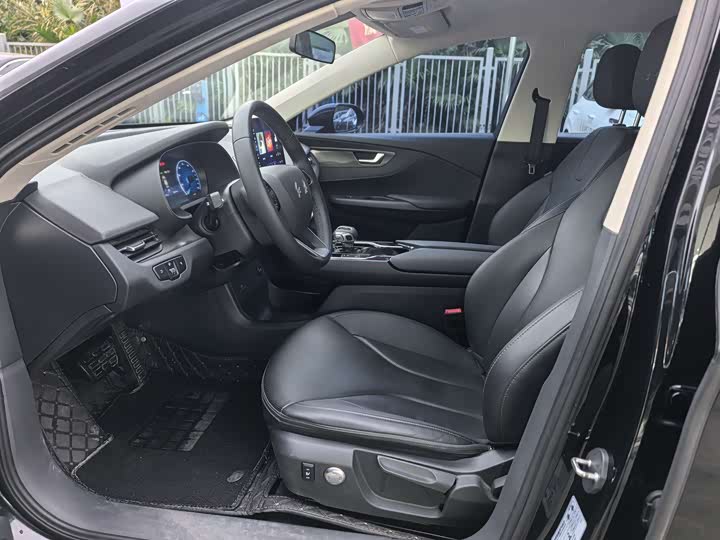 Фото 8 - Hongqi E-QM5