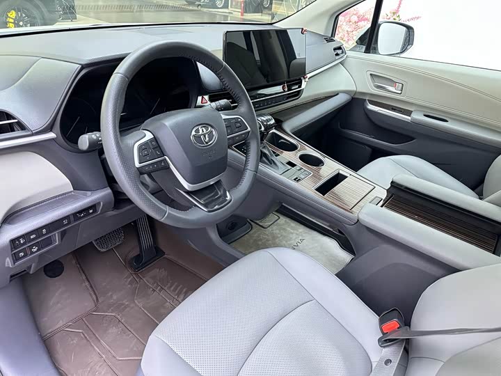 Фото 13 - Toyota Granvia