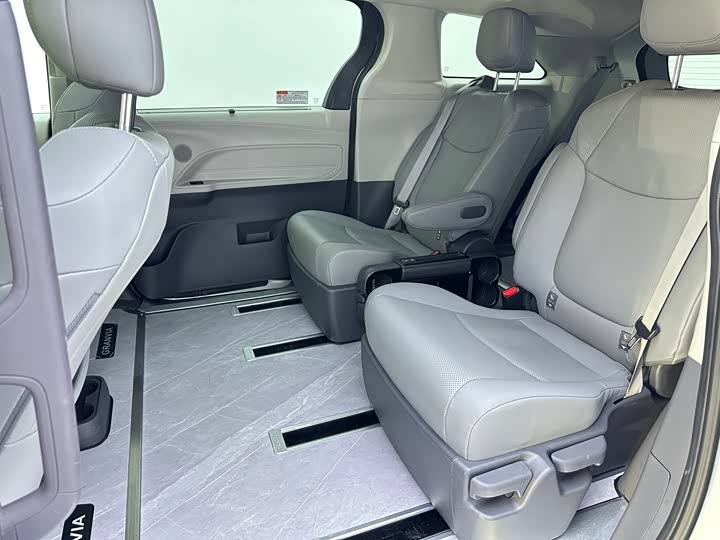 Фото 14 - Toyota Granvia