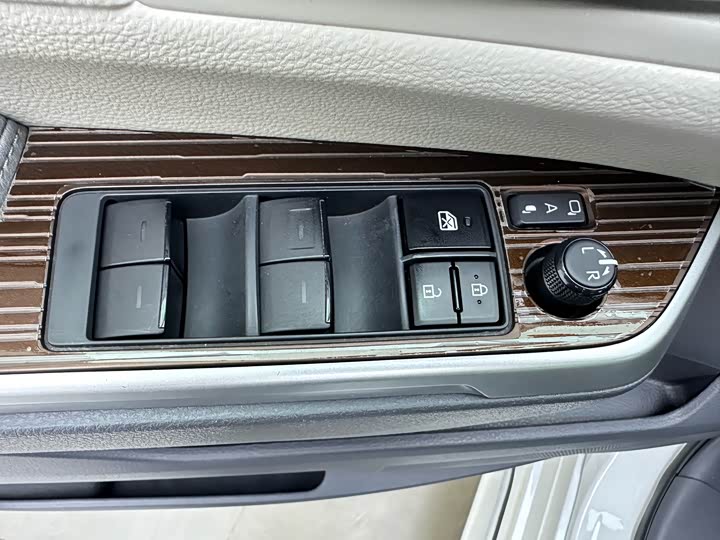 Фото 17 - Toyota Granvia