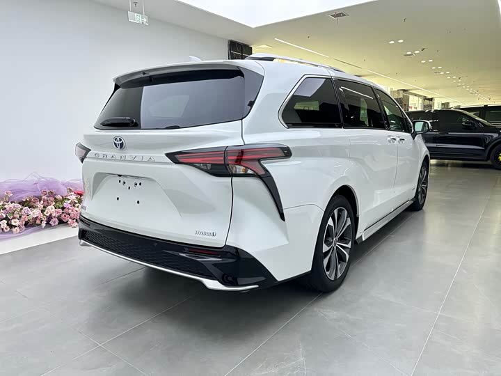 Фото 3 - Toyota Granvia