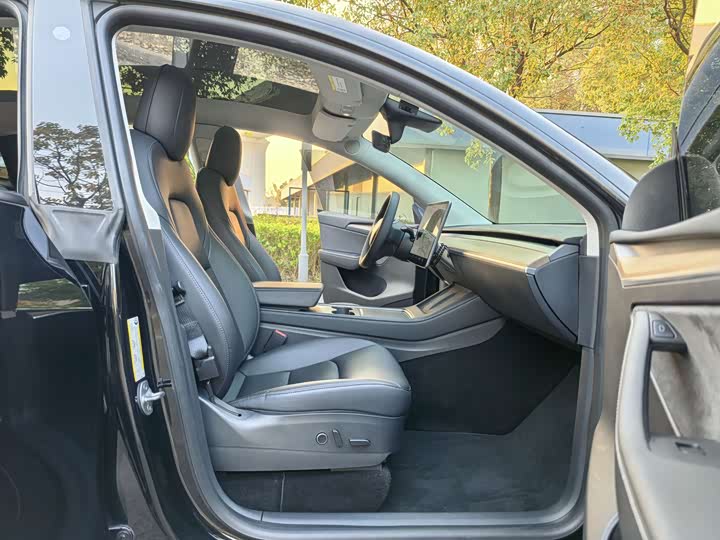 Фото 14 - Tesla Model Y