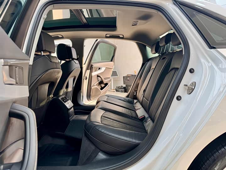 Фото 10 - Audi A4L