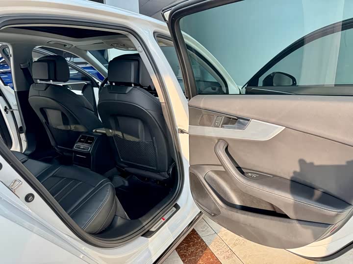 Фото 12 - Audi A4L