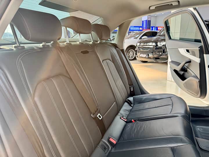 Фото 13 - Audi A4L