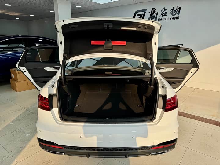 Фото 23 - Audi A4L