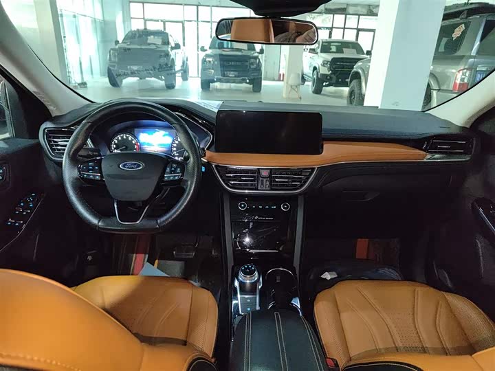 Фото 10 - Ford Escape