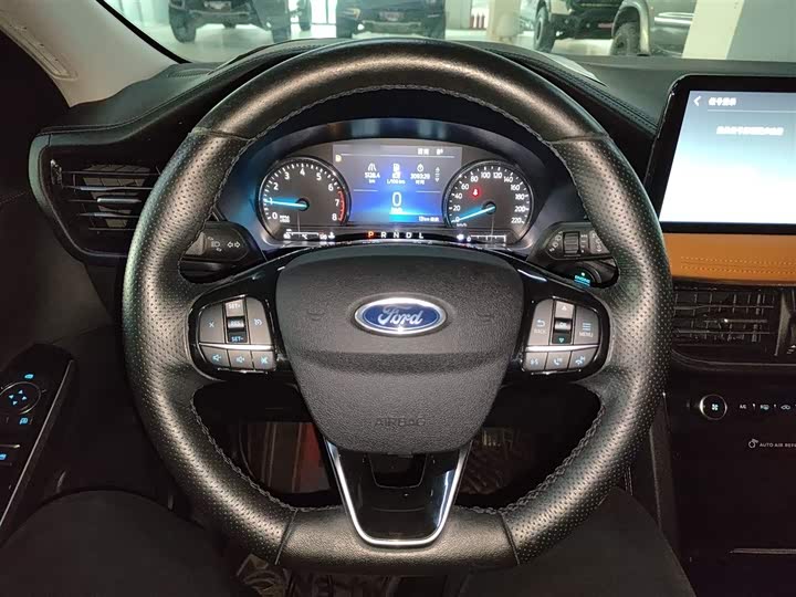 Фото 11 - Ford Escape