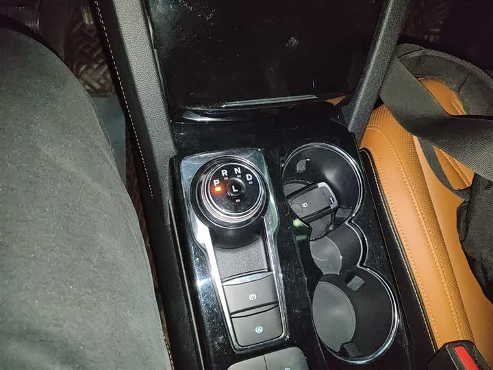 Фото 14 - Ford Escape