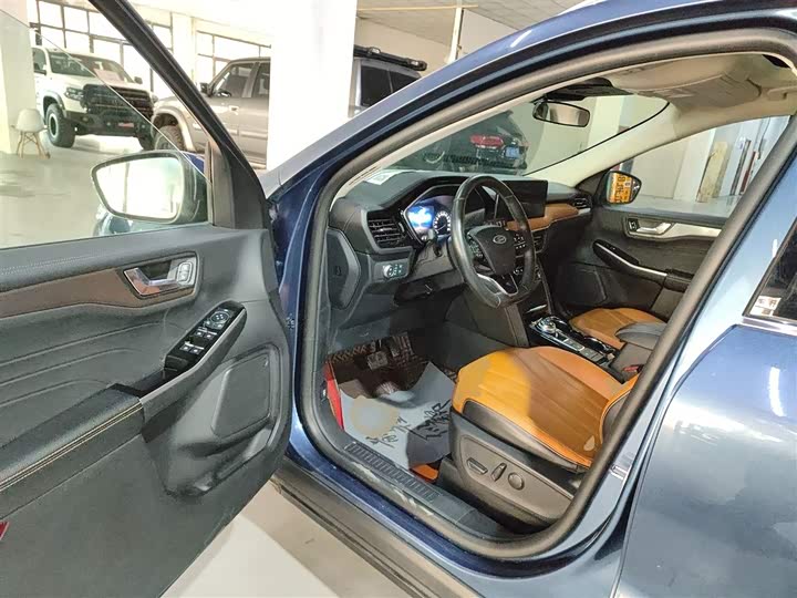 Фото 16 - Ford Escape