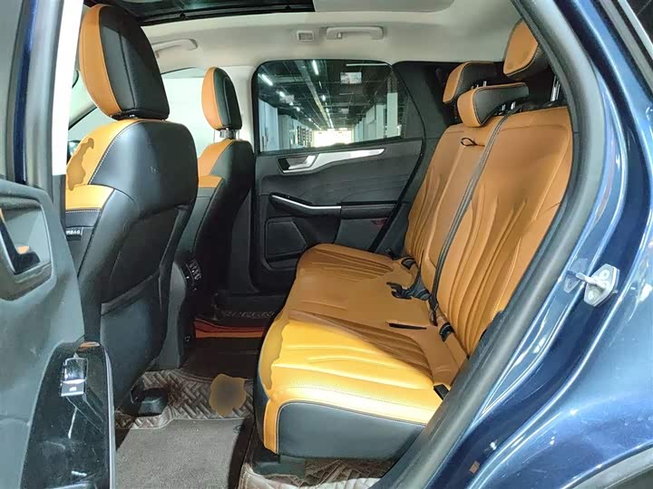 Фото 17 - Ford Escape