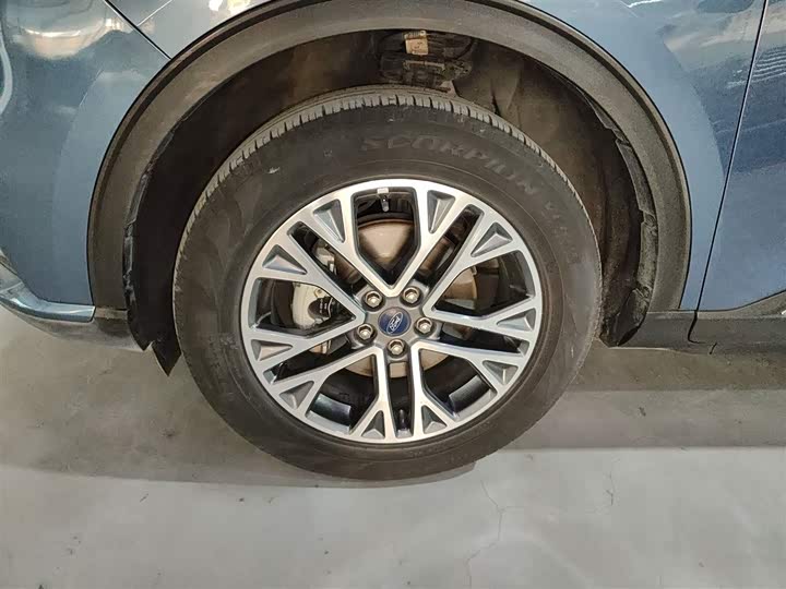 Фото 23 - Ford Escape