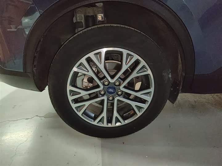 Фото 26 - Ford Escape