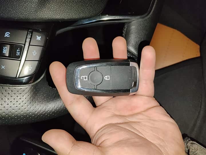 Фото 9 - Ford Escape