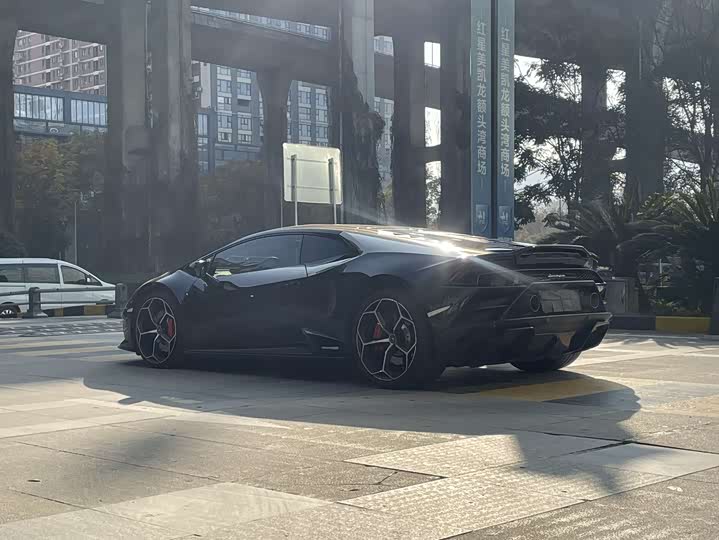 Фото 6 - Lamborghini Huracán