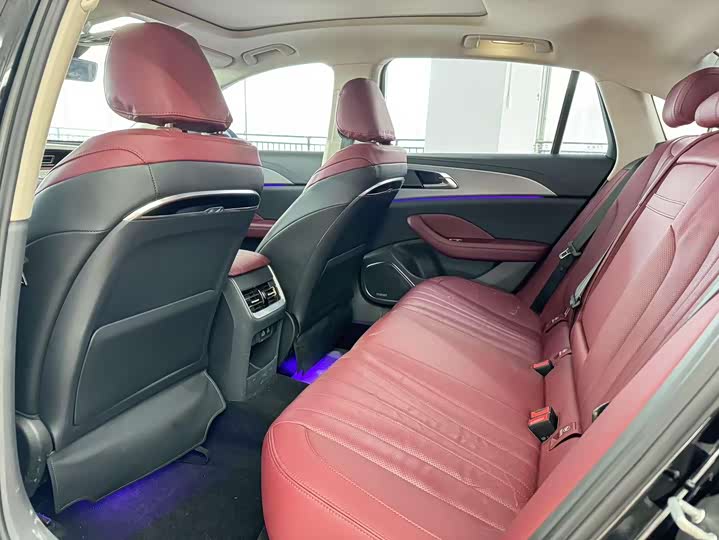 Фото 6 - Hongqi H5