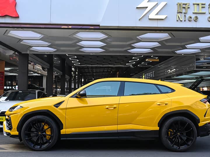 Фото 3 - Lamborghini Urus