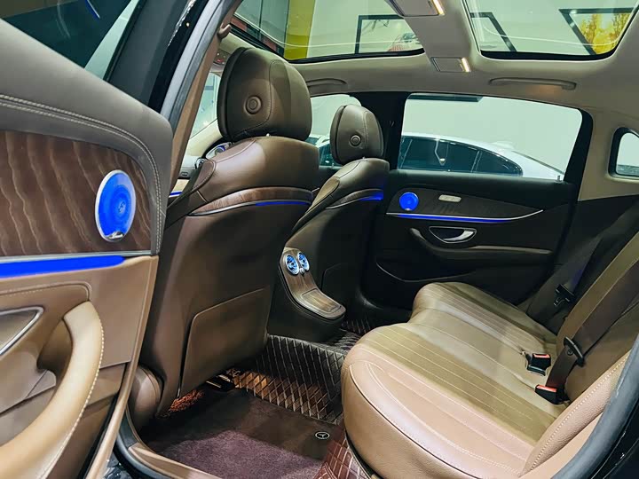 Фото 5 - Mercedes-Benz E-Class