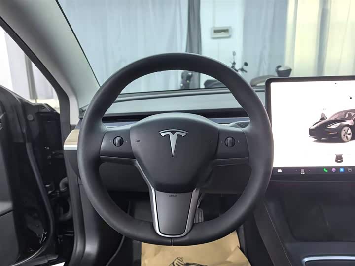 Фото 3 - Tesla Model 3