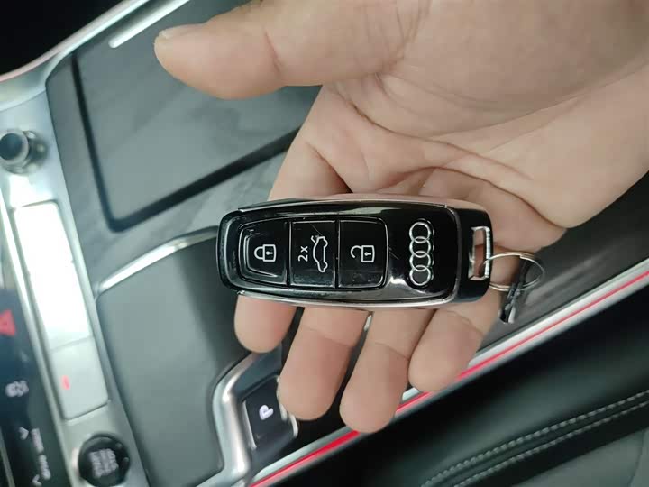 Фото 11 - Audi A6L