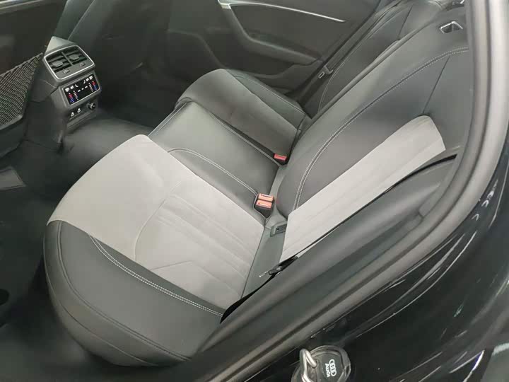 Фото 14 - Audi A6L