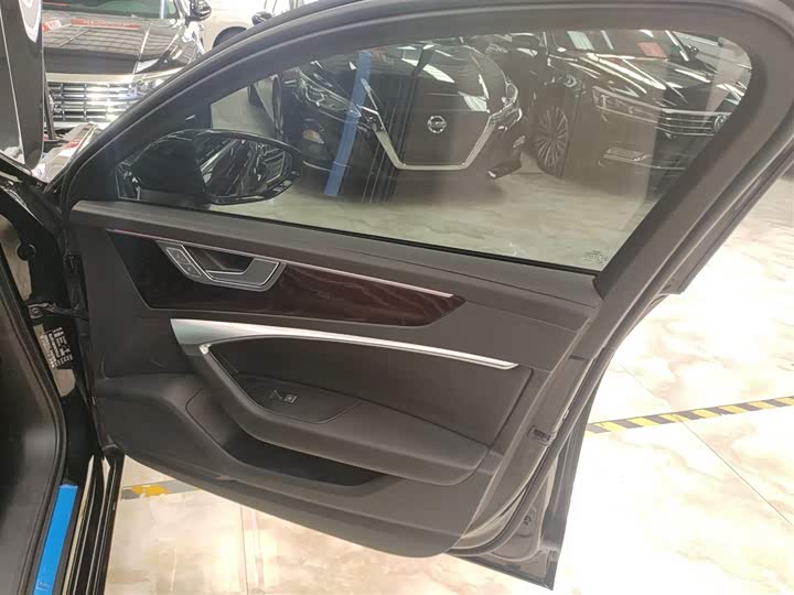 Фото 15 - Audi A6L