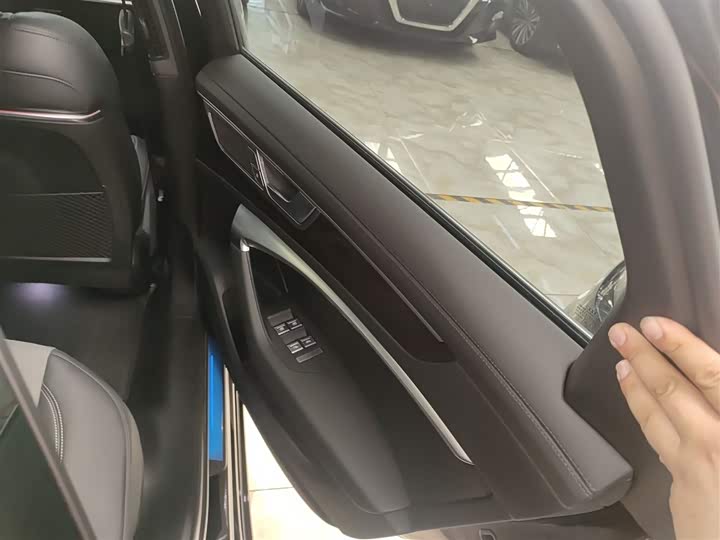 Фото 16 - Audi A6L