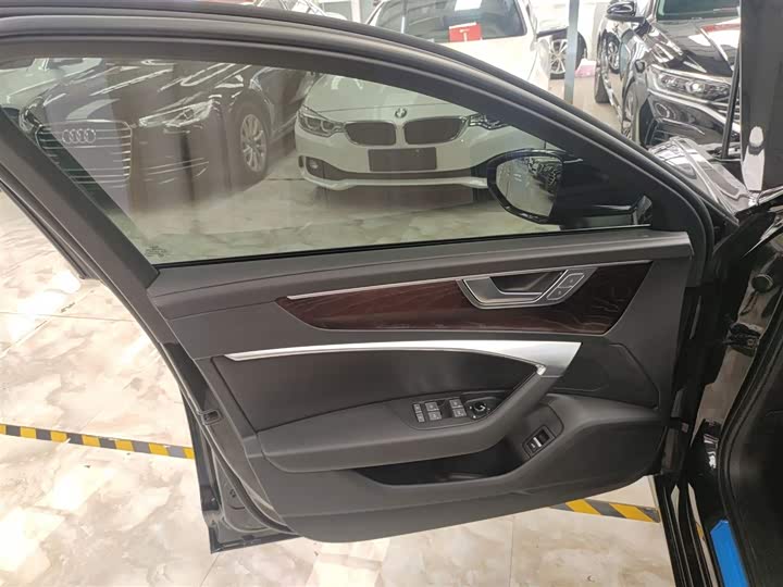 Фото 17 - Audi A6L