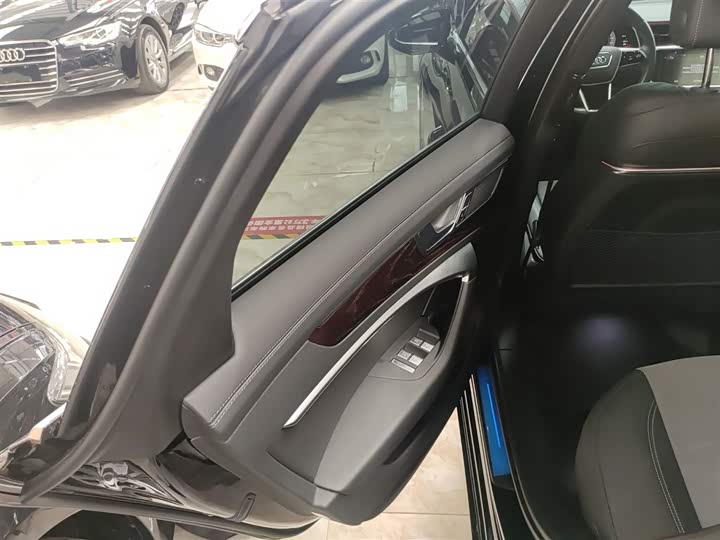 Фото 18 - Audi A6L