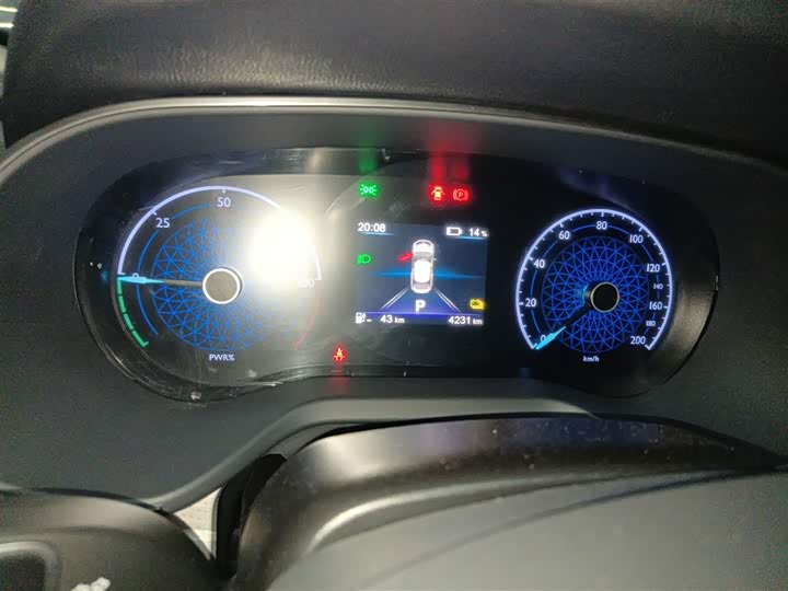 Фото 12 - Hongqi E-QM5