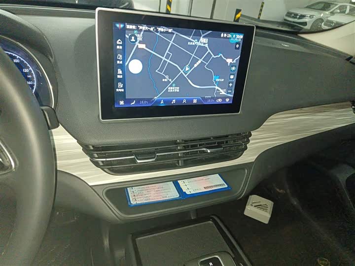 Фото 13 - Hongqi E-QM5