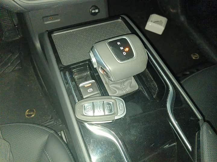 Фото 14 - Hongqi E-QM5