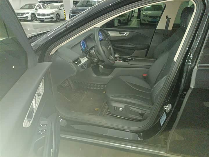 Фото 15 - Hongqi E-QM5