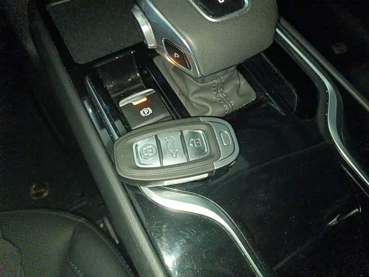 Фото 9 - Hongqi E-QM5