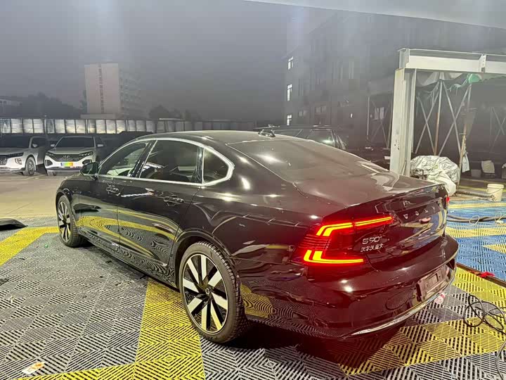 Фото 3 - Volvo S90 Hybrid