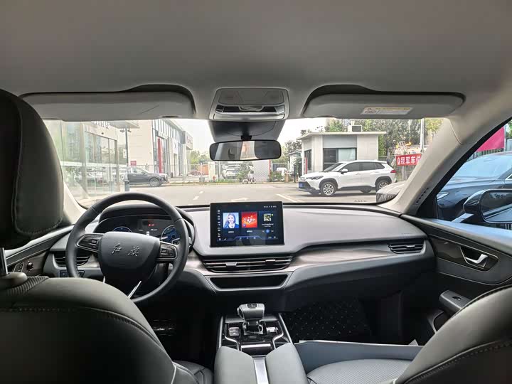 Фото 11 - Hongqi E-QM5