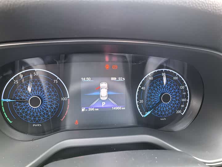 Фото 13 - Hongqi E-QM5