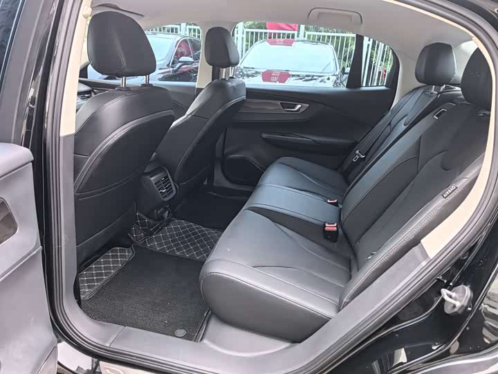 Фото 14 - Hongqi E-QM5