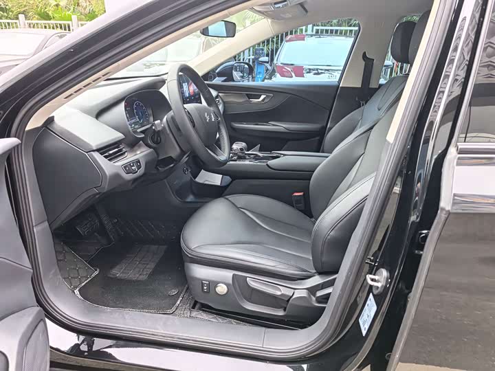 Фото 8 - Hongqi E-QM5