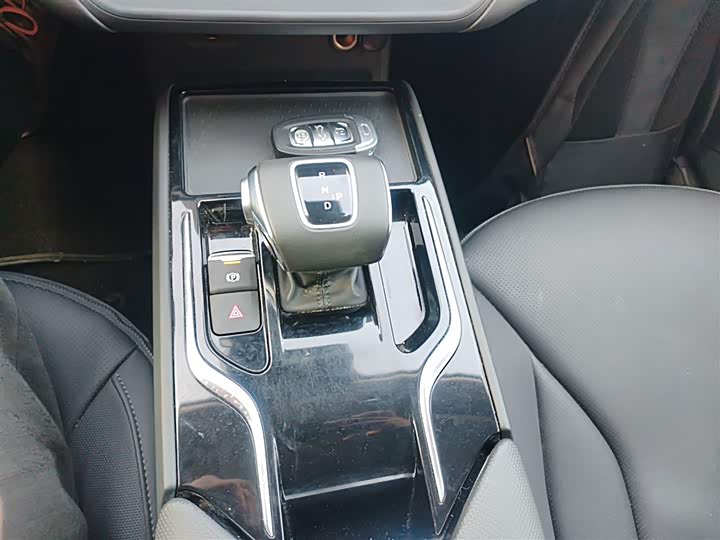 Фото 14 - Hongqi E-QM5