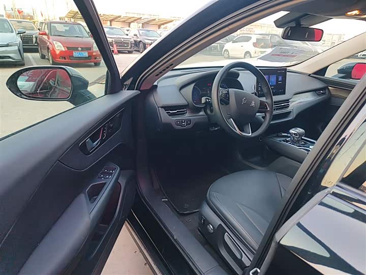 Фото 16 - Hongqi E-QM5