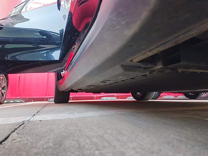 Фото 21 - Hongqi E-QM5