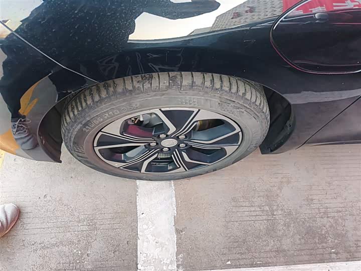 Фото 23 - Hongqi E-QM5