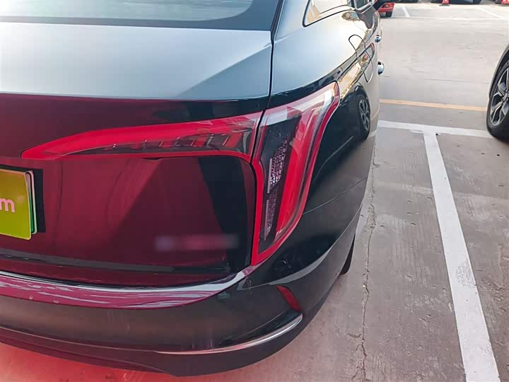 Фото 8 - Hongqi E-QM5